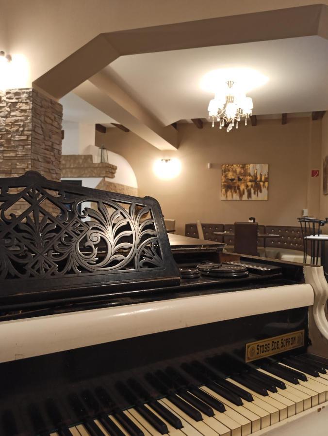 Eden Lounge Restaurant & Верешедьхаз